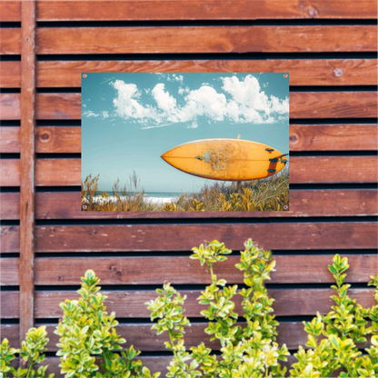 Minimalistische surfplank op het strand tuinposter