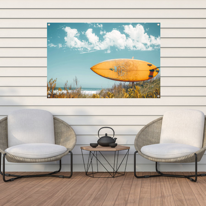 Minimalistische surfplank op het strand tuinposter