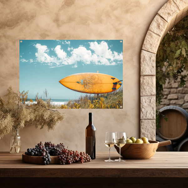 Minimalistische surfplank op het strand tuinposter