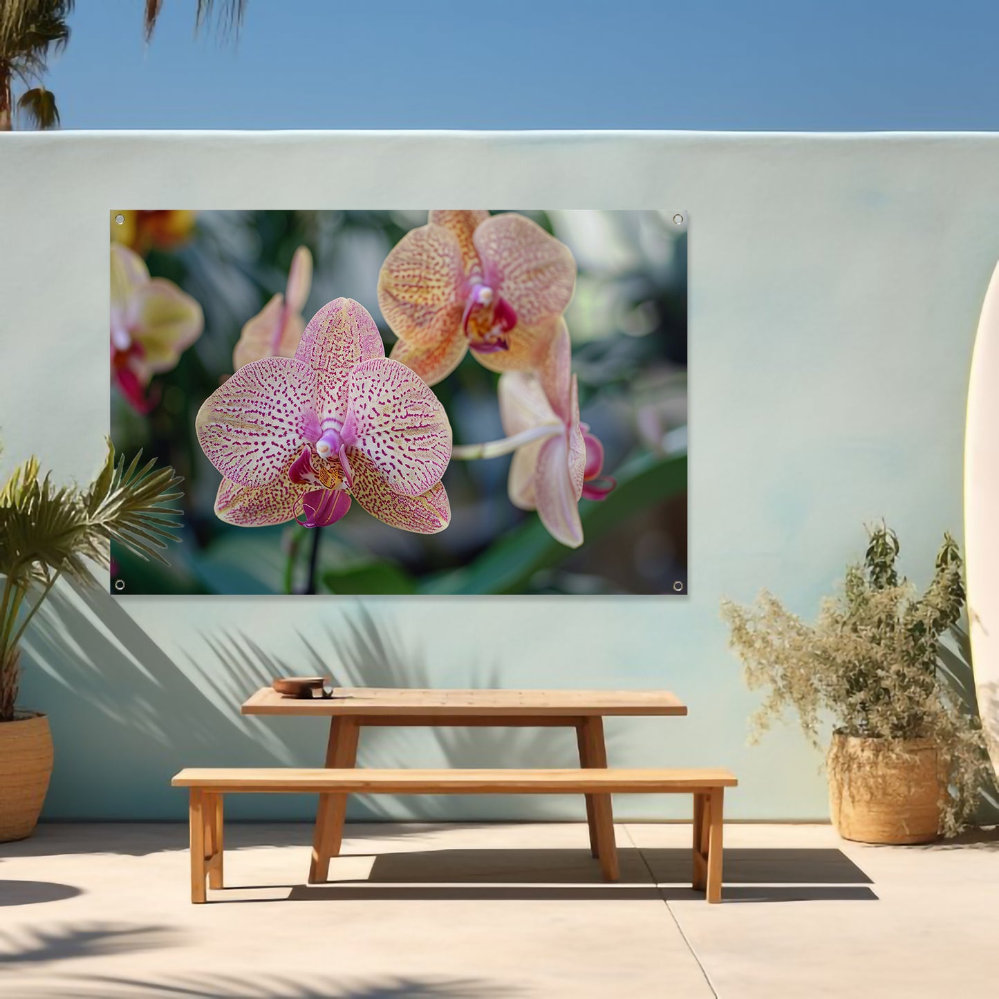 Close-up van bloeiende orchidee met bladeren tuinposter