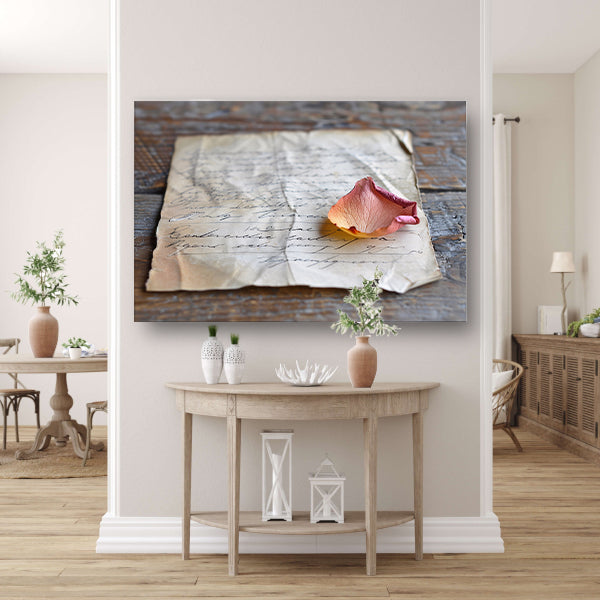 Verwelkte rozenblaadje op oude brief canvas