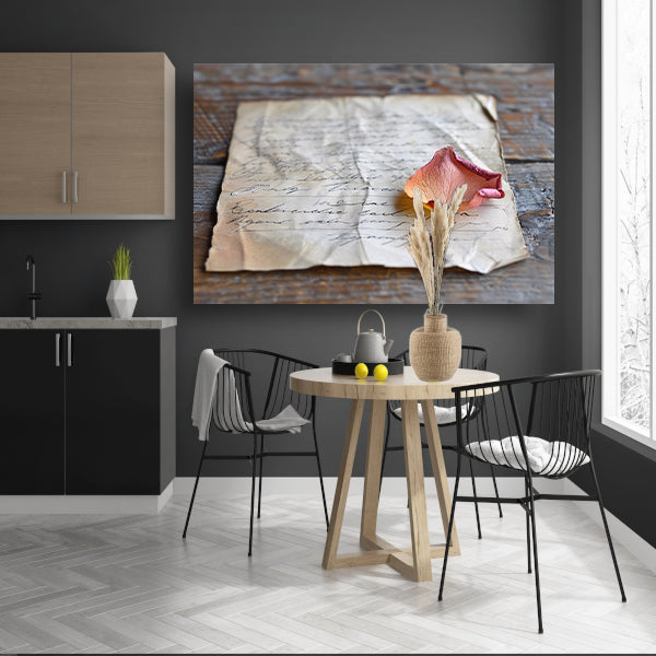 Verwelkte rozenblaadje op oude brief canvas
