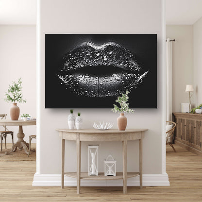 Close-up van glinsterende lippen in zwart en wit poster