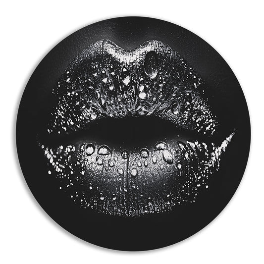 Close-up van glinsterende lippen in zwart en wit aluminium muurcirkel