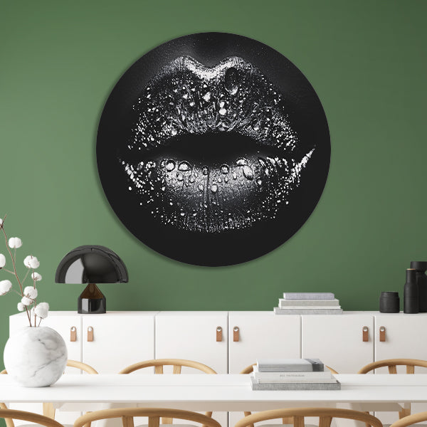 Close-up van glinsterende lippen in zwart en wit aluminium muurcirkel