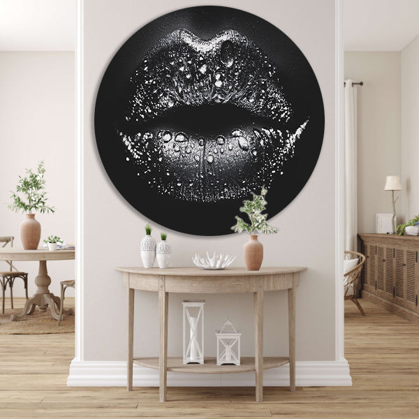Close-up van glinsterende lippen in zwart en wit aluminium muurcirkel