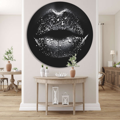 Close-up van glinsterende lippen in zwart en wit aluminium muurcirkel