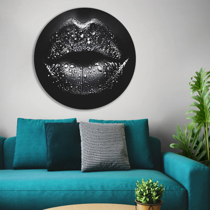 Close-up van glinsterende lippen in zwart en wit aluminium muurcirkel
