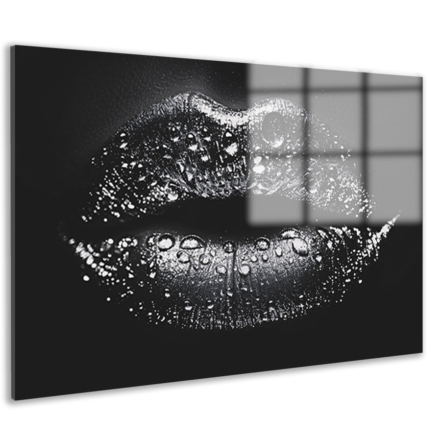 Close-up van glinsterende lippen in zwart en wit acrylglas