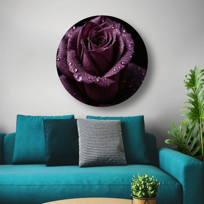 Paarse roos close-up met waterdruppels aluminium muurcirkel