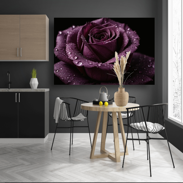 Paarse roos close-up met waterdruppels canvas met baklijst