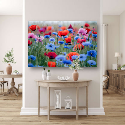 Een levendig veld van papavers en korenbloemen poster