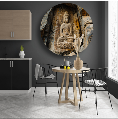 Serene Boeddha Uitgehakt in Rotswand aluminium muurcirkel