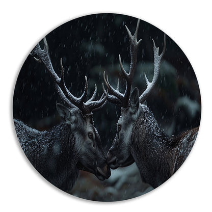 Twee herten met sneeuw bedekte geweien aluminium muurcirkel