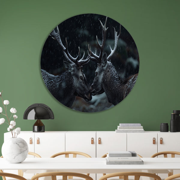 Twee herten met sneeuw bedekte geweien aluminium muurcirkel