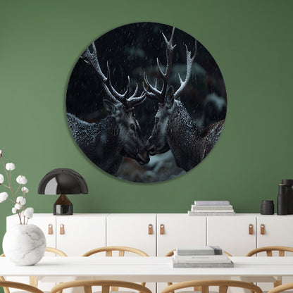 Twee herten met sneeuw bedekte geweien aluminium muurcirkel