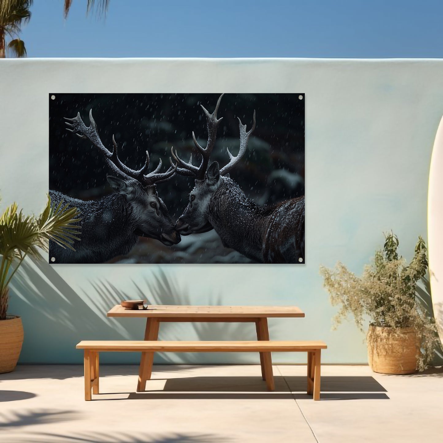 Twee herten met sneeuw bedekte geweien tuinposter