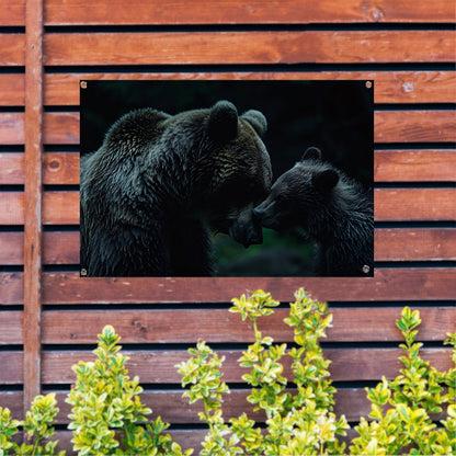 Intiem moment tussen beren in bos tuinposter