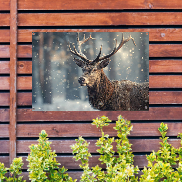 Majestueus hert in sneeuwval vastgelegd   tuinposter