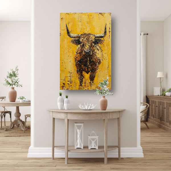 Abstracte schilderij van een stier op geel canvas met baklijst