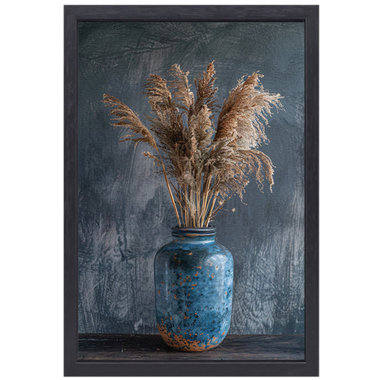 Rustieke blauwe vaas met droogbloemen tegen donkere achtergrond canvas met baklijst