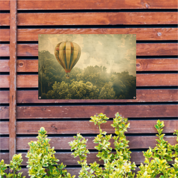 Luchtballon zweeft boven boslandschap tuinposter