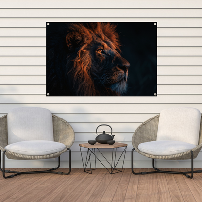 Leeuw in Schemerlicht met Gouden Manen tuinposter