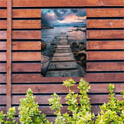 Oude houten steiger leidt naar kalme zee bij zonsondergang tuinposter