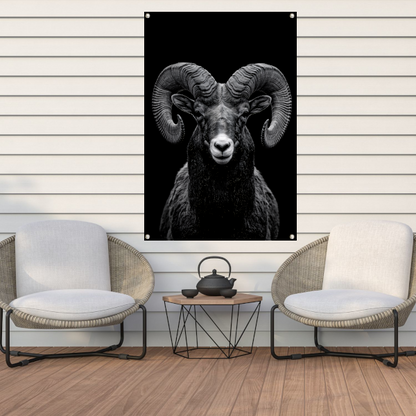 Indrukwekkend zwart-wit portret van een majestueuze ram tuinposter