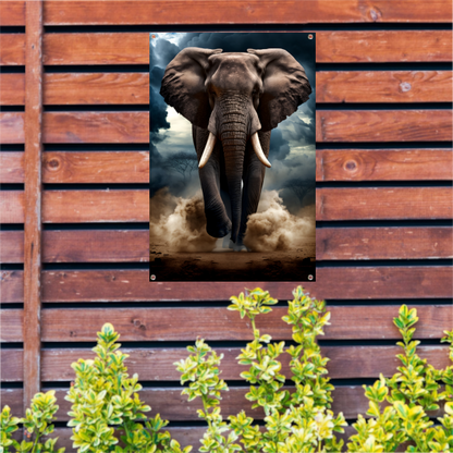 Olifant doorstaat woeste storm tuinposter