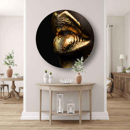 Gouden Lippenstift Op Zwart Fluweel aluminium muurcirkel