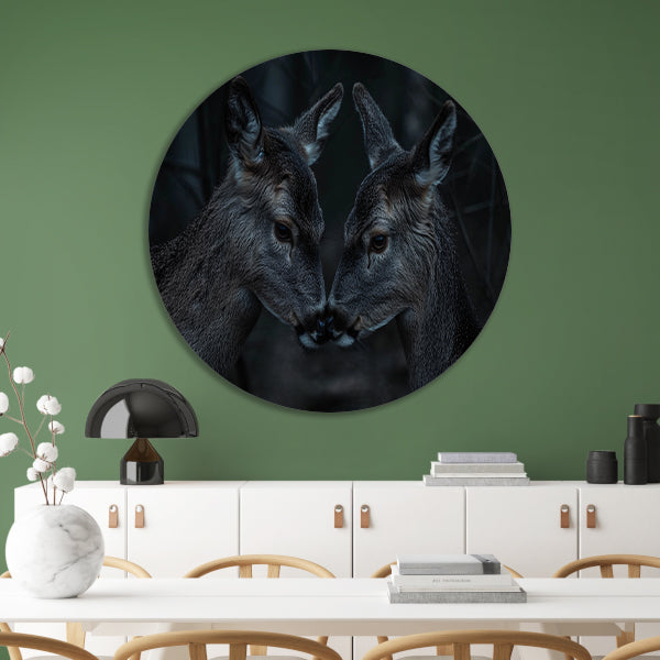 Twee herten in een donker bos aluminium muurcirkel