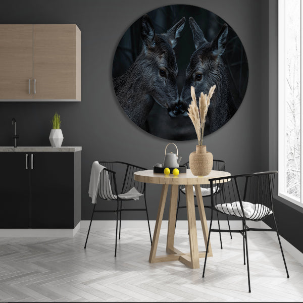 Twee herten in een donker bos aluminium muurcirkel