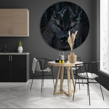 Twee herten in een donker bos aluminium muurcirkel