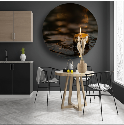 Sfeervolle kaars met gouden details op donker water aluminium muurcirkel