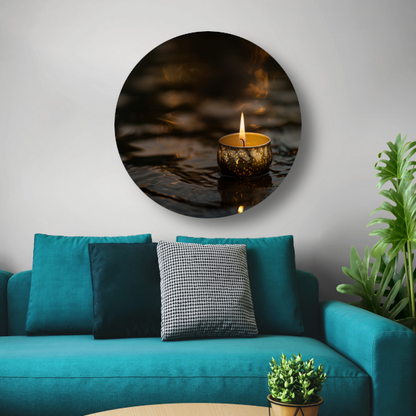 Sfeervolle kaars met gouden details op donker water aluminium muurcirkel