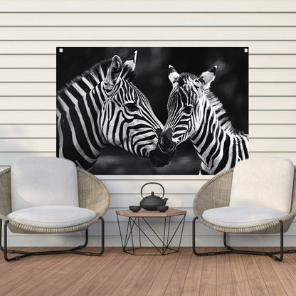 Intieme ontmoeting zebra moeder en jong tuinposter