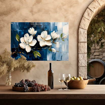 Abstracte witte bloemen op blauwe achtergrond tuinposter