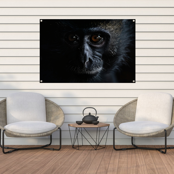 Doordringende Blik van een Aap in het Donker tuinposter