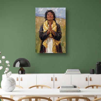 Vrouw bidt vredig in zonovergoten velden poster