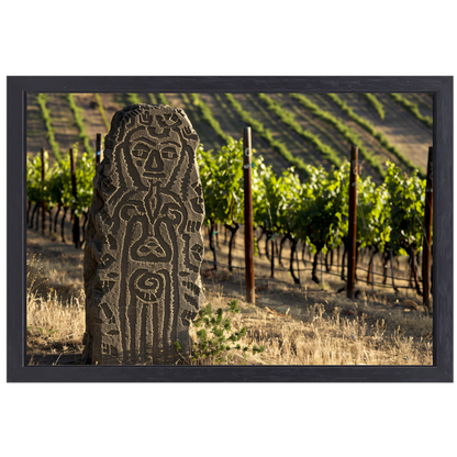 Antieke Sculptuur Omringd door Wijngaard Groen canvas met baklijst