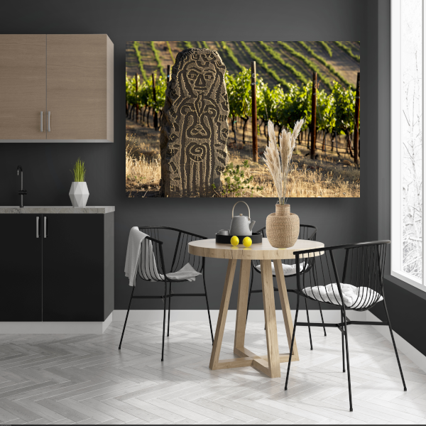 Antieke Sculptuur Omringd door Wijngaard Groen canvas met baklijst