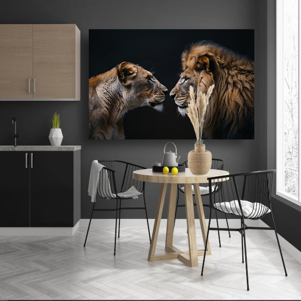 Leeuw en leeuwin in intense ontmoeting canvas met baklijst