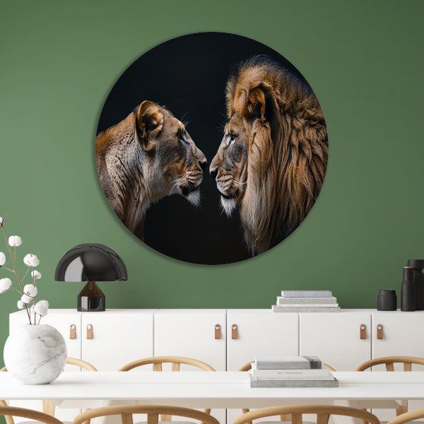 Leeuw en leeuwin in intense ontmoeting aluminium muurcirkel
