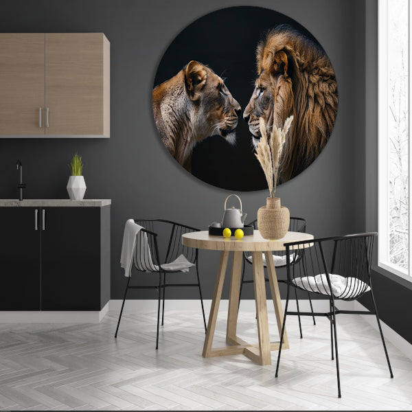 Leeuw en leeuwin in intense ontmoeting aluminium muurcirkel