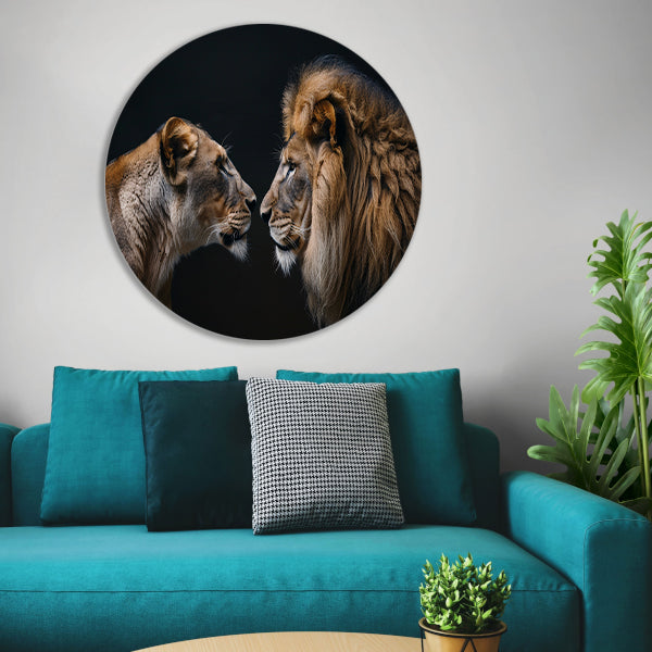 Leeuw en leeuwin in intense ontmoeting aluminium muurcirkel