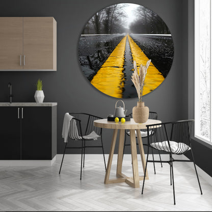 Regenachtige weg met gele strepen aluminium muurcirkel
