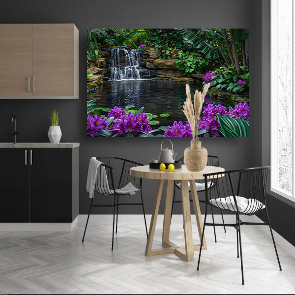 Tropische waterval omgeven door weelderig groen en bloemen canvas met baklijst