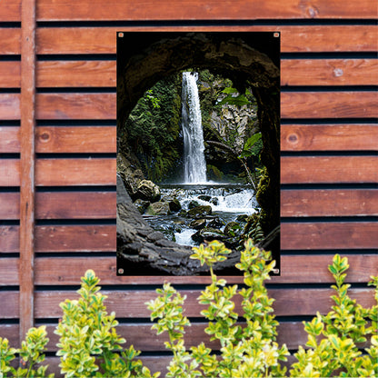 Waterval door Stenen Raam in Natuur tuinposter