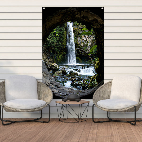 Waterval door Stenen Raam in Natuur tuinposter